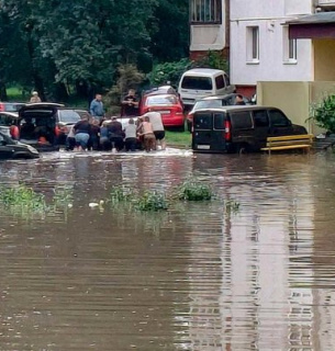 Аномальна негода на заході України: міста під водою, а Прикарпаття засипало градом розміром із яйце