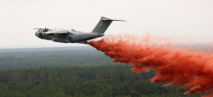 Франция впервые задействовала военный самолет A400M для тушения пожаров