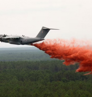 Франция впервые задействовала военный самолет A400M для тушения пожаров