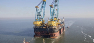 Масштабні роботи в Чорному морі: один із найбільших плавкранів світу встановив платформу проєкту Neptun Deep