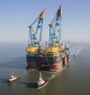 Масштабні роботи в Чорному морі: один із найбільших плавкранів світу встановив платформу проєкту Neptun Deep