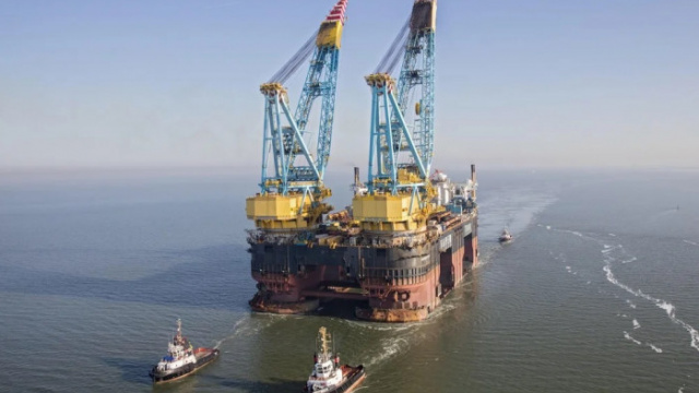 Масштабні роботи в Чорному морі: один із найбільших плавкранів світу встановив платформу проєкту Neptun Deep