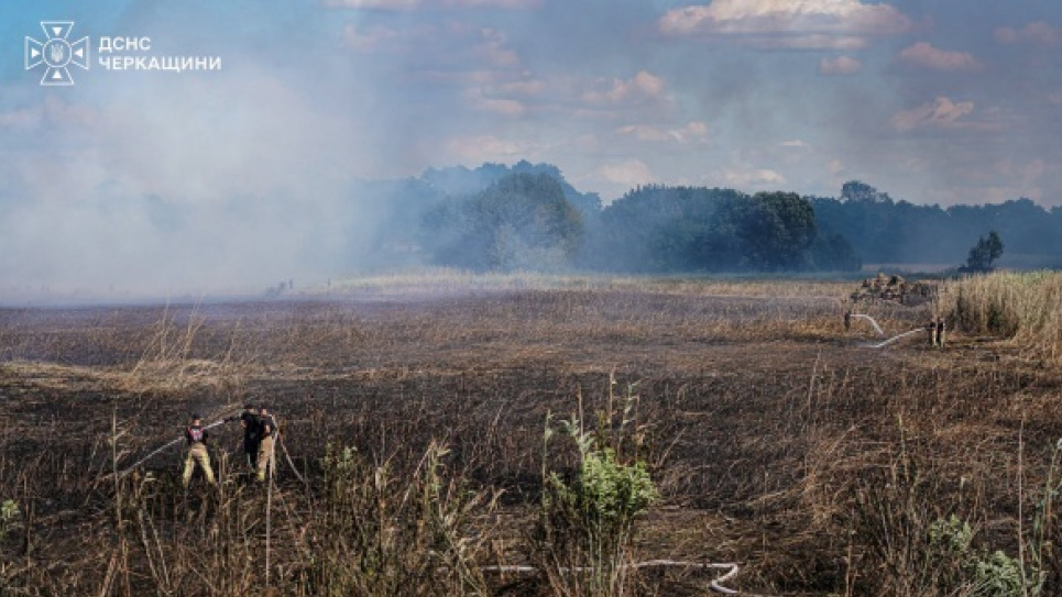 На Золотоніщині третю добу ліквідовують масштабну торф’яну пожежу на площі 10 гектарів
