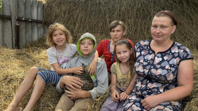 Навіщо на Чернігівщині солять сіно: секрет заготівлі від багатодітної родини з Макошиного