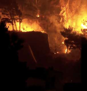 Лісова пожежа в Хорватії охопила місто Оміш: евакуація та поранені