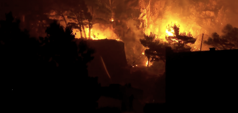 Лісова пожежа в Хорватії охопила місто Оміш: евакуація та поранені