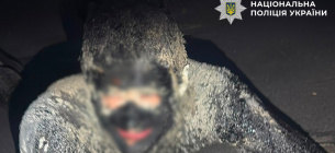 У Києві чоловік заліз у смолу, щоб обікрасти магазин: поліція відмивала його 5 годин