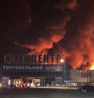 В Одесі через російську атаку палають два Епіцентри