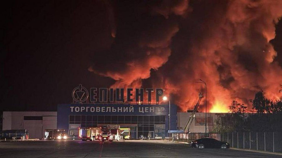 В Одесі через російську атаку палають два Епіцентри