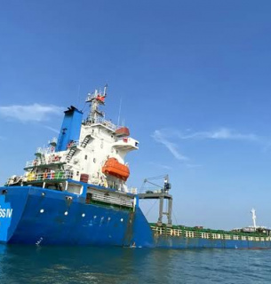У Чорному морі загорілось та затонуло торговельне судно