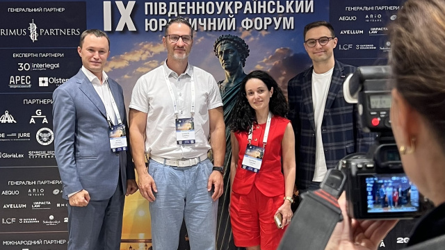 У Одесі відбувся ІХ Південноукраїнський юридичний форум. На фото: Артем Волков, Олексій Бобрик, Карина Горова, Павло Лебедєв