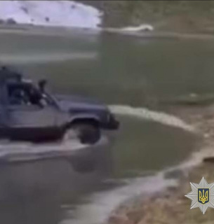 Водій позашляховика заїхав у високогірне озеро Герешаска та опинився під судом
