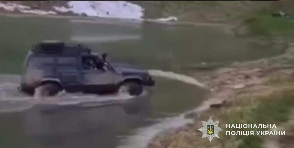 Водій позашляховика заїхав у високогірне озеро Герешаска та опинився під судом