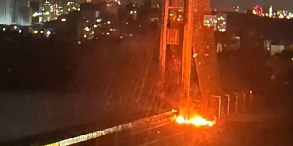Пожежа на Південному мосту в Києві після удару РФ. Фото: Скриншот