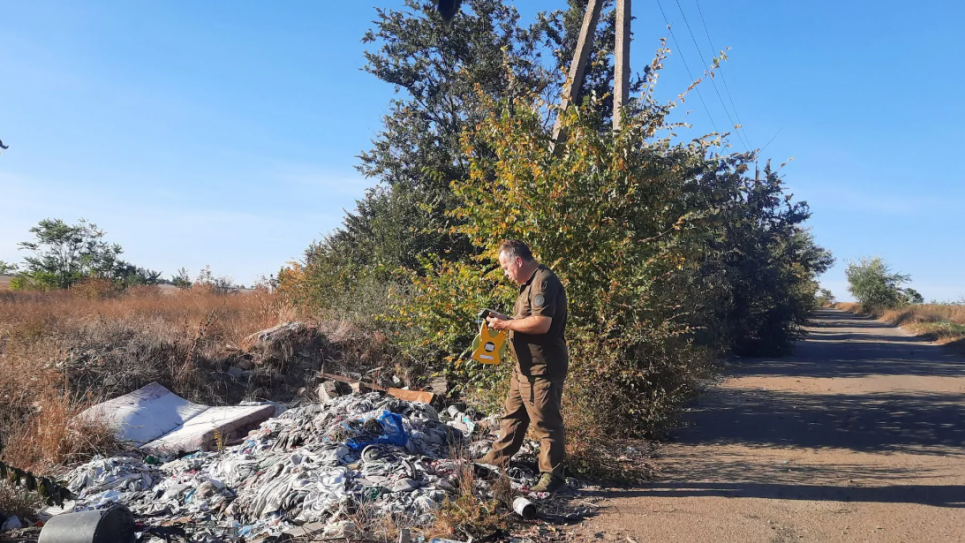 На Одещині виявили стихійні сміттєзвалища вздовж польової дороги