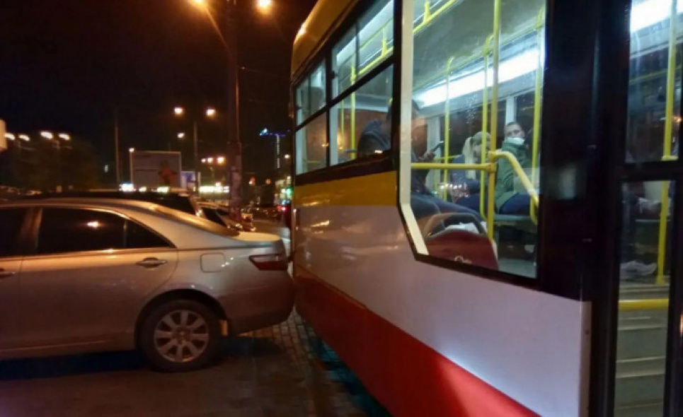 В Одесі штрафуватимуть і евакуйовуватимуть авто за блокування трамваїв